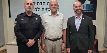 אחרי נתניהו המפכ"ל נפגש גם עם יו"ר וועדת הבחירות