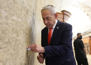 ערב הבחירות נתניהו הגיע לכותל והטמין פתק "להצלחת עמנו"