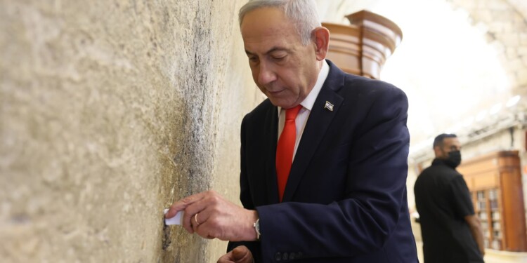 ערב הבחירות נתניהו הגיע לכותל והטמין פתק "להצלחת עמנו"