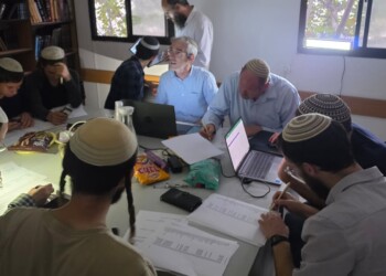 קדומים: בשל הפסקת חשמל מצביעים עם אור מגנרטור