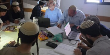 קדומים: בשל הפסקת חשמל מצביעים עם אור מגנרטור