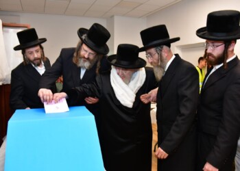 כ"ק האדמו"ר מויז'ניץ שליט"א הטריח עצמו לצאת להצביע