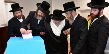 כ"ק האדמו"ר מויז'ניץ שליט"א הטריח עצמו לצאת להצביע
