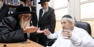 מרן הגר"ד לנדו לאדמו"ר מצאנז: ברך אותי לקראת הנסיעה לחו"ל