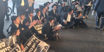 פלג הרצפניקים חסם את בני ברק בשל מעצר בחור ישיבה